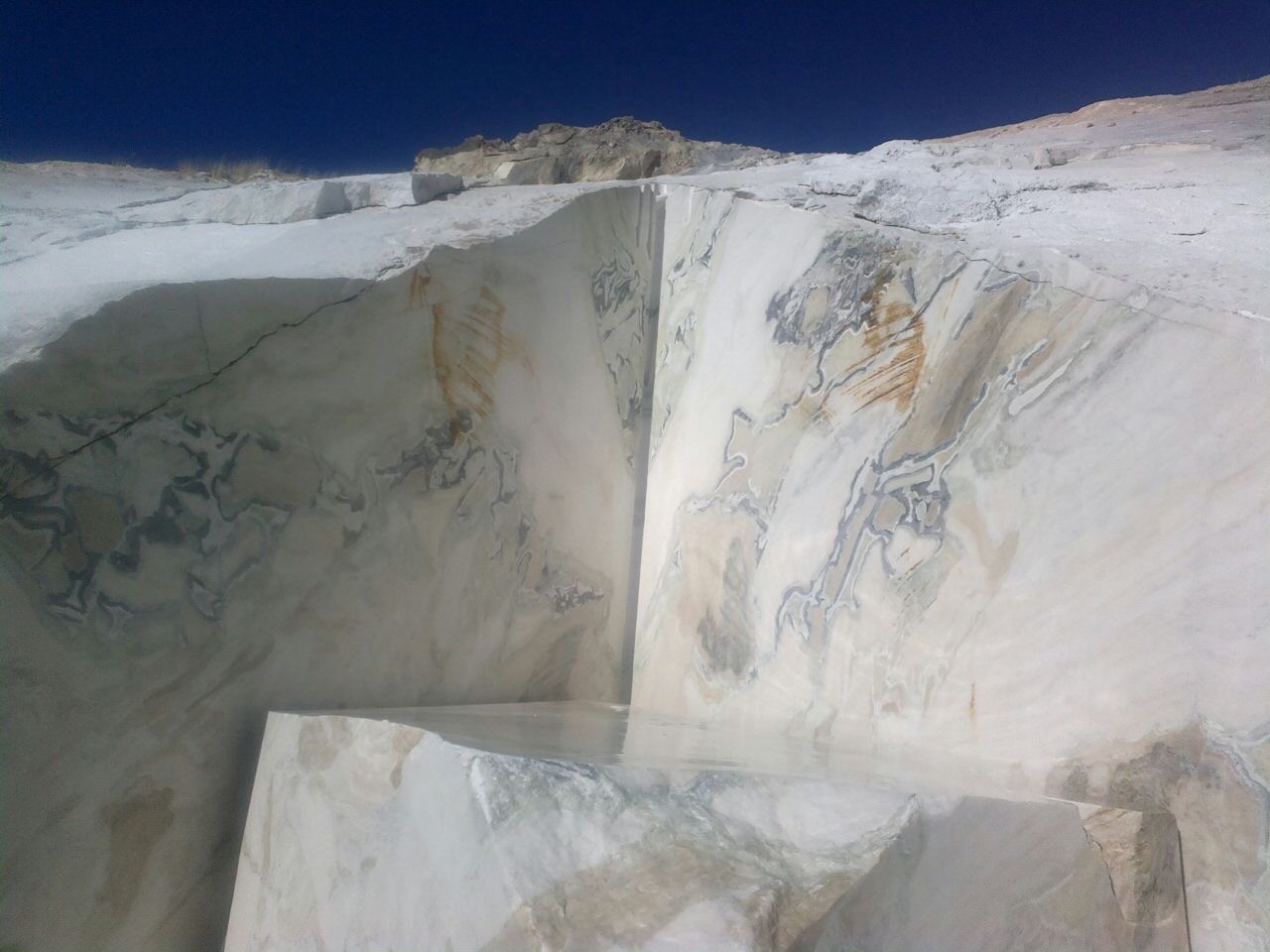 Travertino, cuarzo natural, encimeras, revestimientos exteriores, PiedraNatural StoneSupplier ImportacionPiedra ExportacionPiedra Marmol Granito Arquitectura DiseñoDeInteriores ConstruccionSostenible
